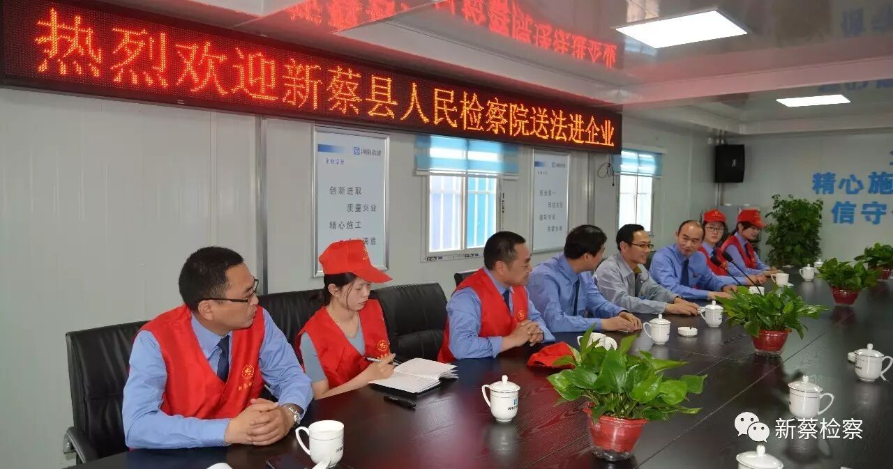 志愿服务者与县水利局局长梅红旗,水系联通项目总经理葛峰等相关负责