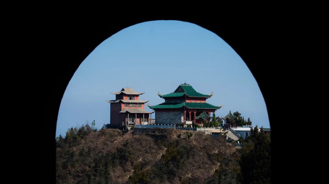 "岳"是指的天岳山(幕阜山的别称).