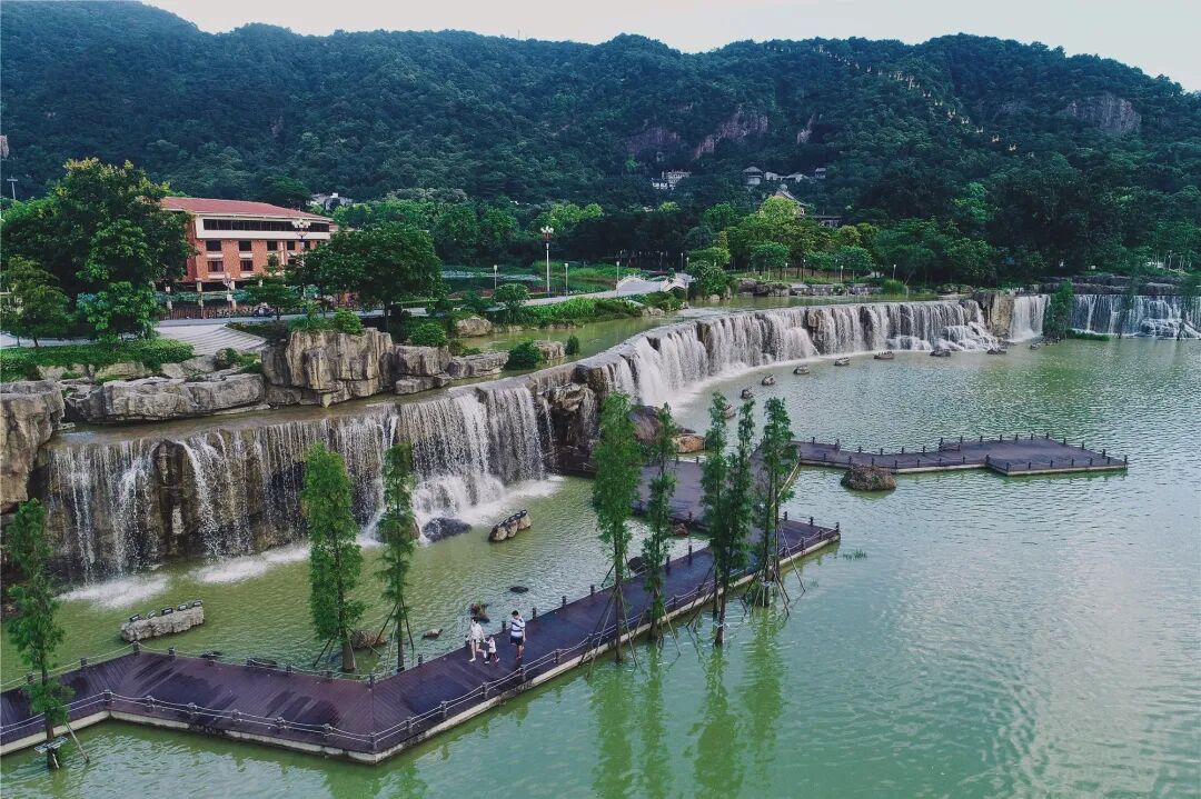 即便是一场citydrive,也需要从白天的湖光山色之中,开进黄昏的雾霭里.