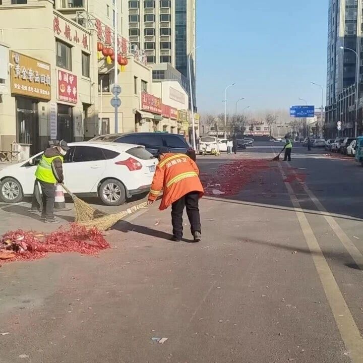 春节环卫“不打烊”，守护城市洁净年