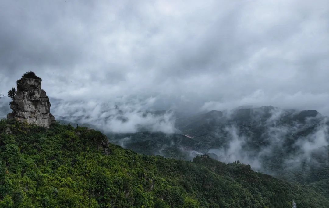 雨后放晴的潭溪山,山间雾气升腾,群峰烟笼雾锁,形成壮阔的云海景观.