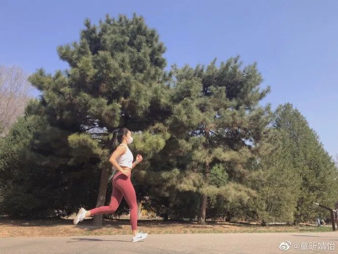 【美女】96年新疆翘臀尤物太惹火，硬拉100kg，网友：美腿美臀美颜一个都不少！（组图） - 31