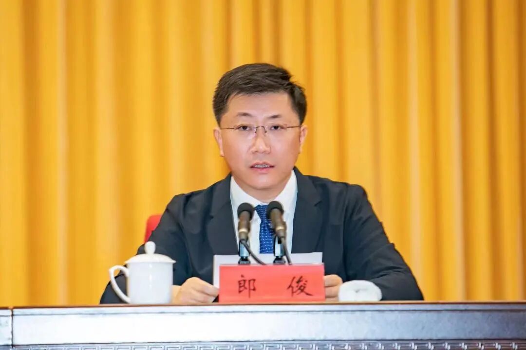 就贯彻落实好此次会议精神,郎俊要求,要铆足精气神,在强化认识中奋起