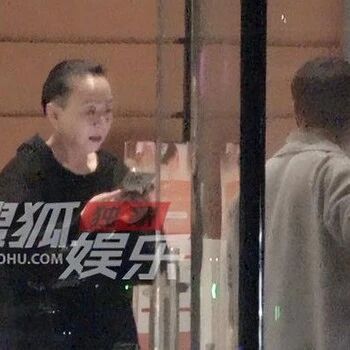 宋丹丹杨坤现身朋友聚会 出门时都盯着手机超忙碌