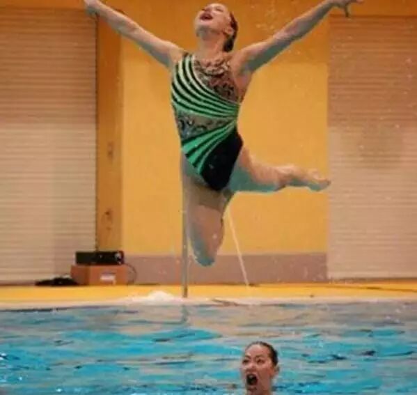 游泳池里:一件略显尴尬的事儿