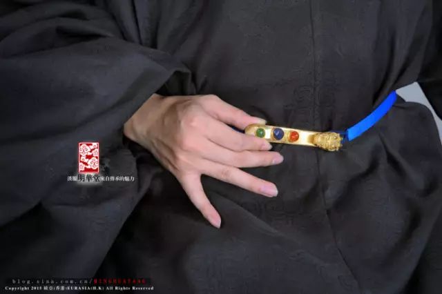 点击图片或使用键盘← →翻页