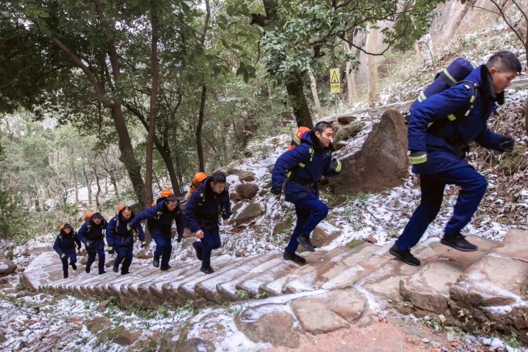 坪石消防救援站消防员抗寒训练