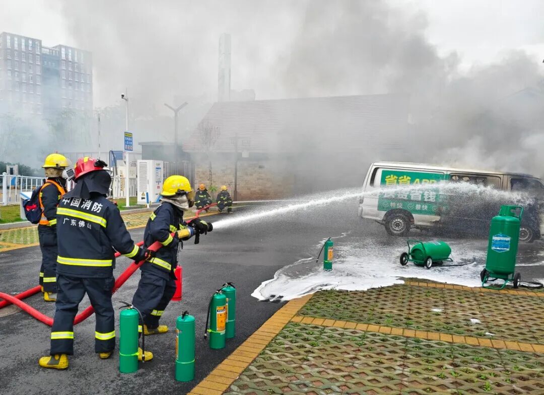 佛山禅城：一交叉口电车着火，消防救援人员紧急救援 (2).jpg