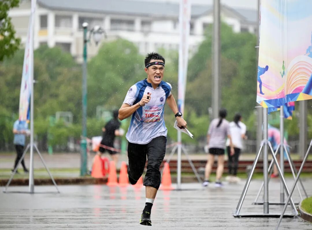 聚焦省运会雨中奔跑挥洒汗水与激情