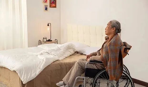 医用病床怎么移动图解真人演示 ｜ 偏瘫患者必备小技巧，如何自己完成床椅转移？详细动作演示！_https://www.jmylbn.com_新闻资讯_第2张