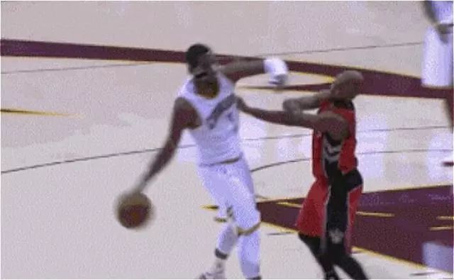 NBA奇葩的技術犯規：特雷楊叉腰被驅逐，鄧肯偷笑成經典案例 運動 第5張