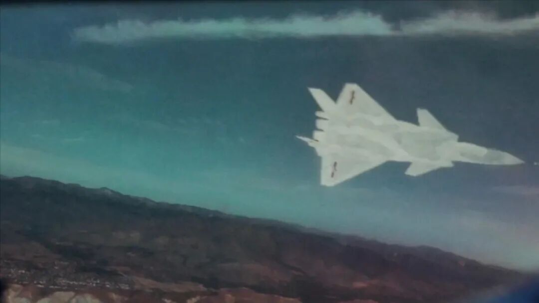 与歼-20狗斗：AR合成僚机协同并与敌机作战的图1