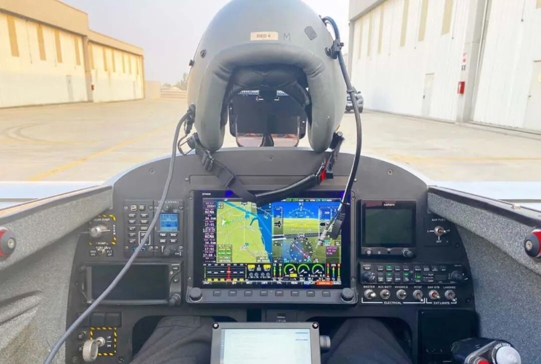 与歼-20狗斗：AR合成僚机协同并与敌机作战的图2