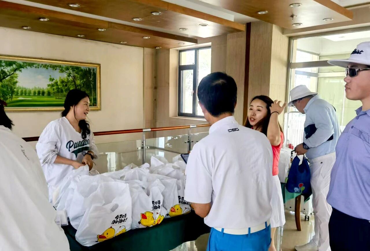 以球会友 共谋发展——滨海城市发展集团受邀参加打遍全球高尔夫球会六月例赛