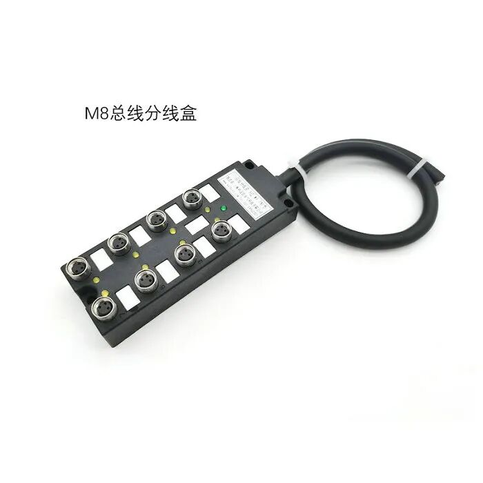 多接口分線盒產(chǎn)品內(nèi)部線路結(jié)構(gòu)分NPN、PNP兩種Common類型，LED指示燈方便確認(rèn)IO狀態(tài)。配線作業(yè)簡單，配線工程時間縮短，有效避免配錯線，維護時間短，降低配線成本，節(jié)省空間，簡化設(shè)計。M8多接口分線盒采用M8三孔式插座，PUR電纜引出，外皮黑色、黃色、灰色等可選，環(huán)保材料預(yù)制方式，防護性能IP67，插座可選配 金屬防塵帽。
