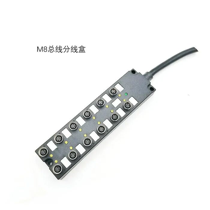 多接口分線盒產(chǎn)品內(nèi)部線路結(jié)構(gòu)分NPN、PNP兩種Common類型，LED指示燈方便確認(rèn)IO狀態(tài)。配線作業(yè)簡單，配線工程時間縮短，有效避免配錯線，維護時間短，降低配線成本，節(jié)省空間，簡化設(shè)計。M8多接口分線盒采用M8三孔式插座，PUR電纜引出，外皮黑色、黃色、灰色等可選，環(huán)保材料預(yù)制方式，防護性能IP67，插座可選配 金屬防塵帽。