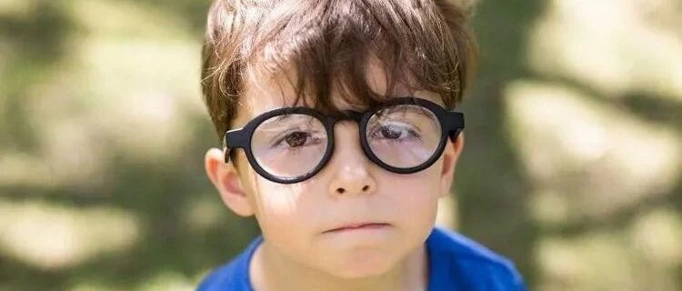 6岁娃疫情半年视力下降200度！别拿看不清不当回事，这样“护眼”你是在害他！