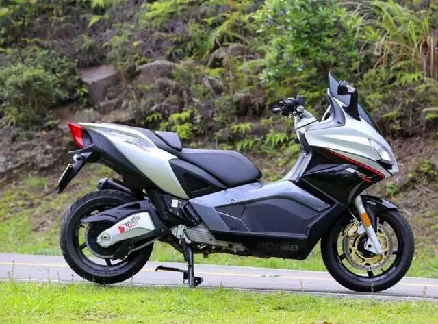 世界上动力最强的投产踏板车,在国外的价格为12亿元,而雅马哈的tmax