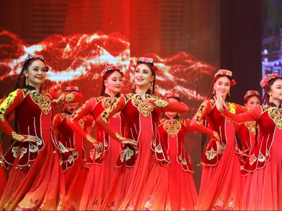 欢歌起舞迎盛会津和同心创未来和田地区新玉歌舞团赴津文化交流演出