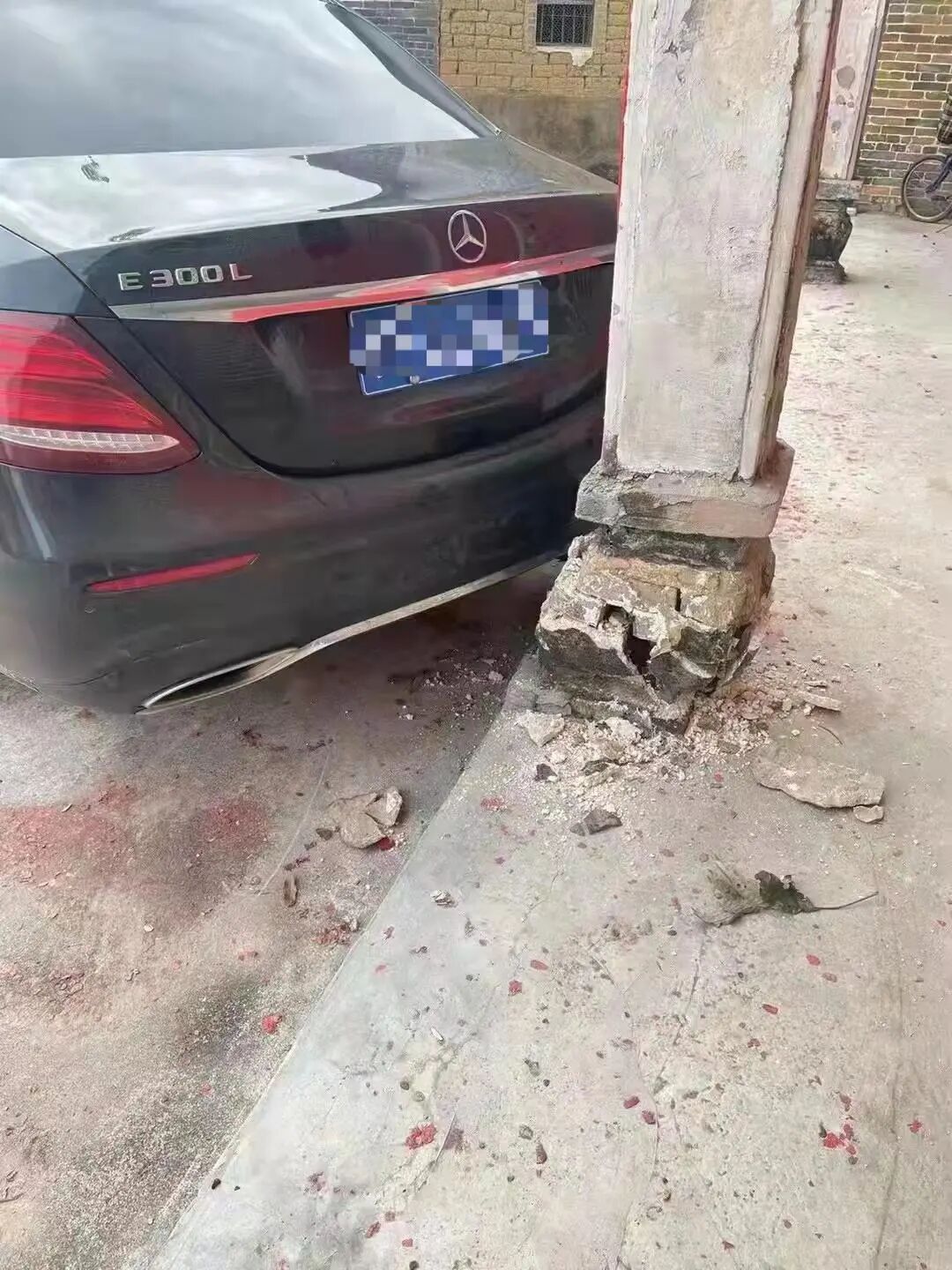 奔驰倒车撞坏古祠堂，村民要求赔190万！专业人士这样说