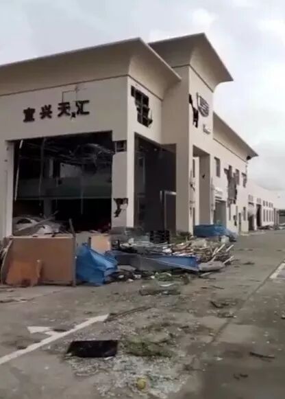 奔驰奥迪凯迪拉克等一大波豪车突然被毁，这下保险公司赔惨了