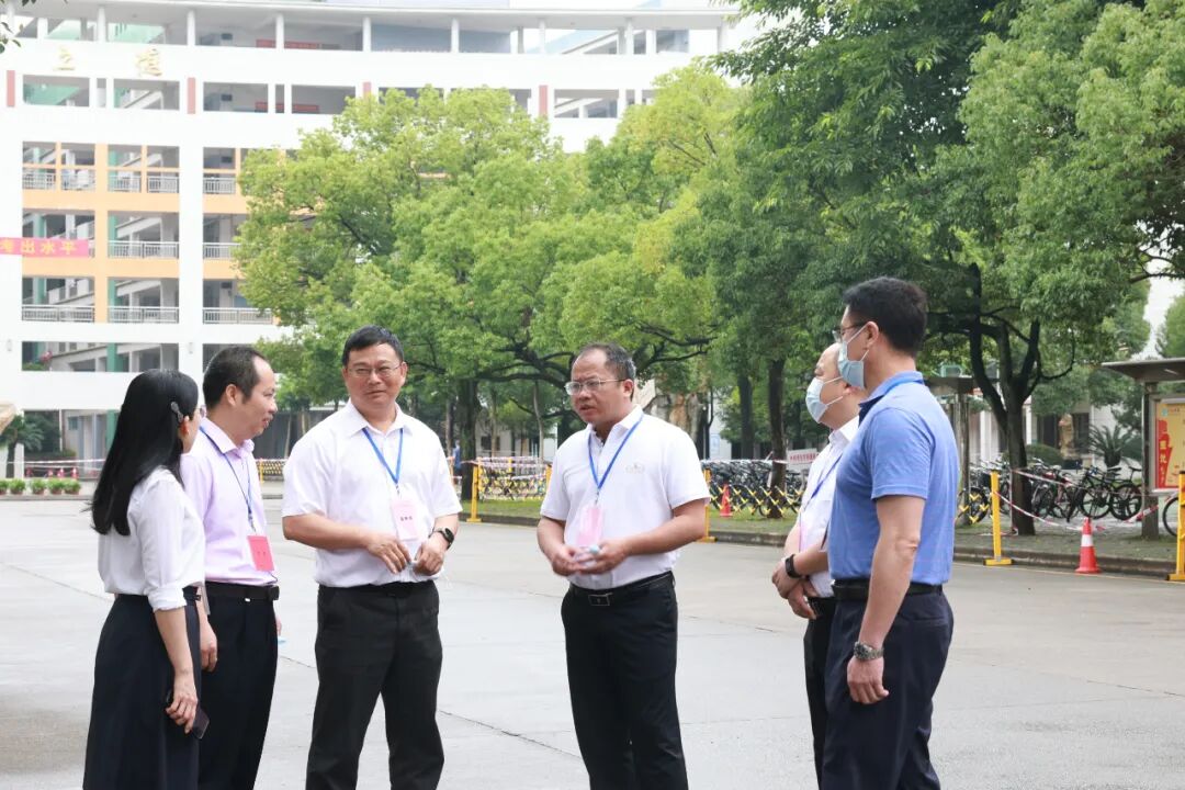 当天上午,在仁化中学考点,有关部门,考务人员各司其职,各项高考工作正