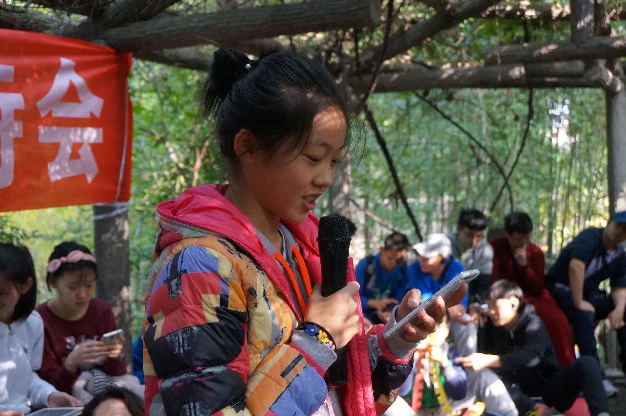 巴蜀行 吴启智 站堤旁,望三峡大坝.