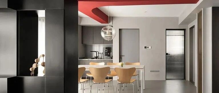 红与黑的对撞色，构成一个170㎡自由开放的几何平面家