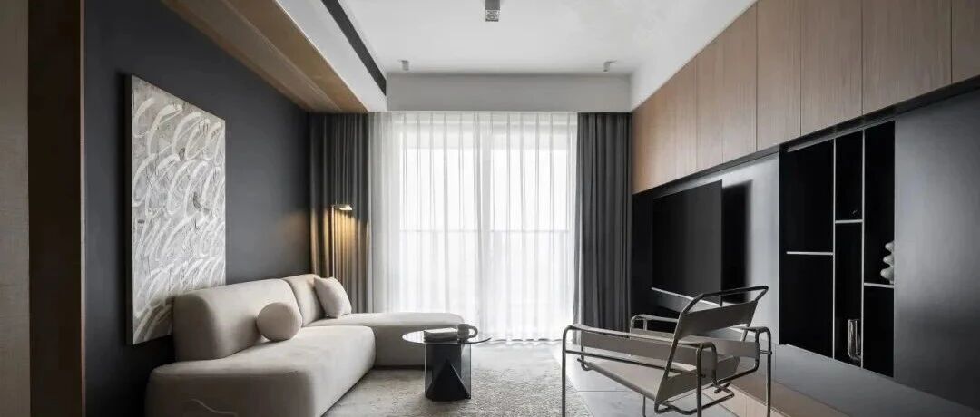 101㎡的理想之家，把收纳隐藏在温暖的木和稳重的黑中