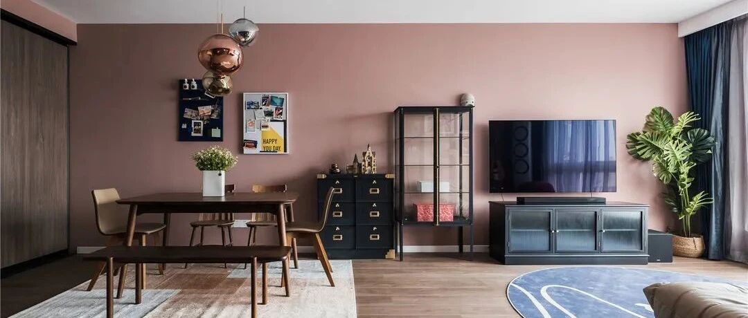 90后潮玩夫妻用8种颜色的戏剧独白，构筑100㎡超时髦孟菲斯之家