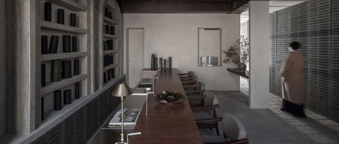 通过现代设计重现建筑的历史风貌，实现与环境相融合的新时代四合院改造