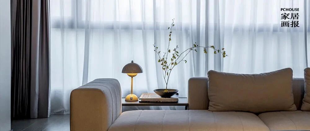 大面积深木色组成的190㎡家，却把精致写进空间的流畅线条中