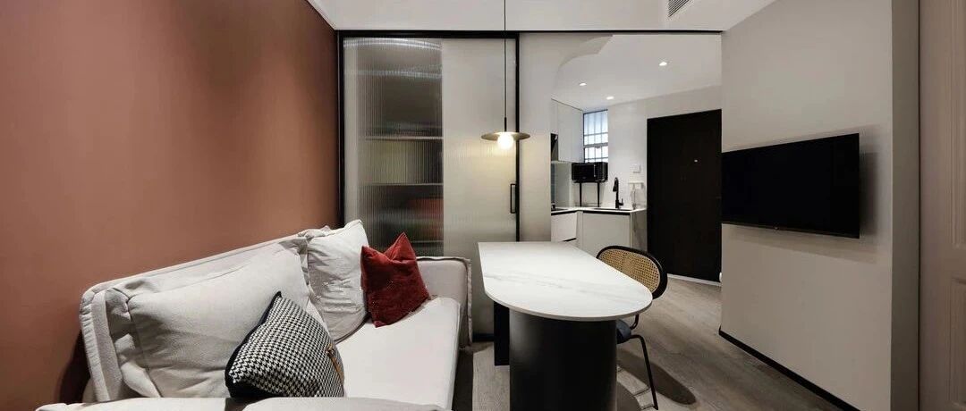 温柔豆沙红提亮空间，45㎡老破小也能有春天！