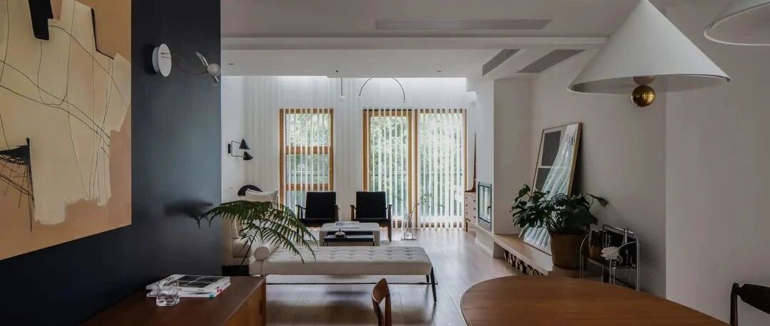 轻灵的雨，软的风，三五好友的屋顶小酌，这个家是人间四月天