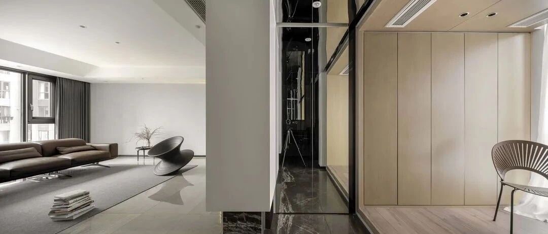 国羽教练140㎡的极简收纳家，客厅转向后在家也能自由拉伸