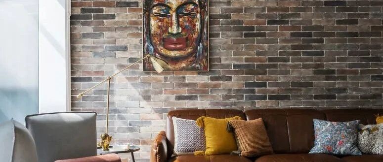 浪漫夫妻和一双儿女带阁楼的家，褪了色的砖墙是这场旅行的开始