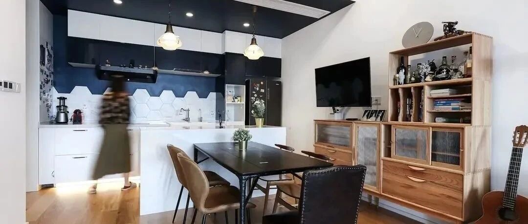 105㎡上海神仙房，改动一道墙藏进1.5套卫生间、浴缸和中岛！