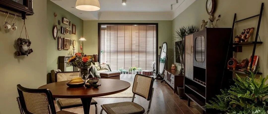 复古家具+藤编靠椅，温柔抹茶色包裹让她和TA从此可以安心宅家