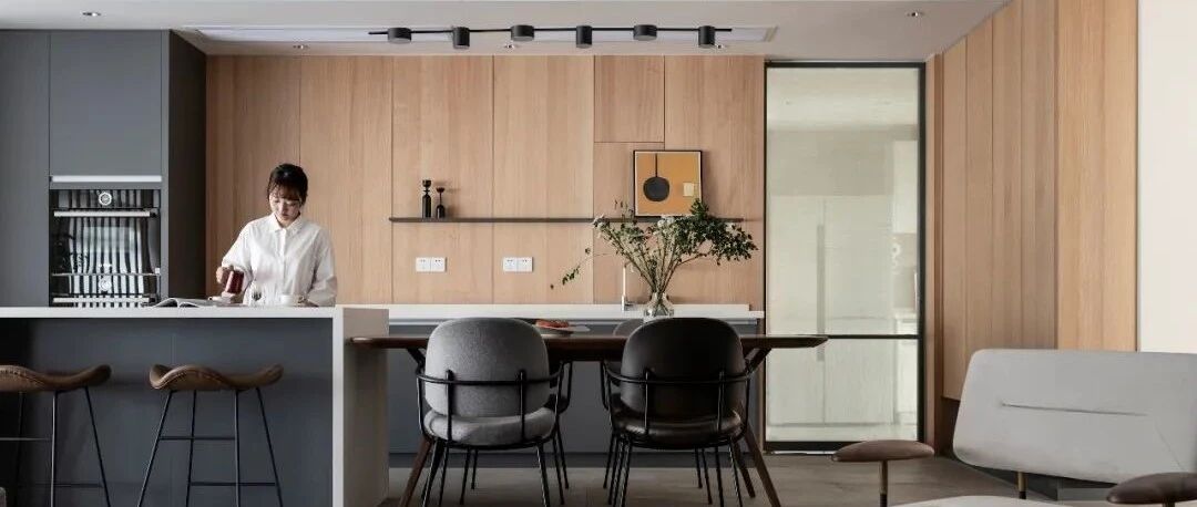 女咖啡店主的220平两居室家，生活是平静、舒缓的，享受当下