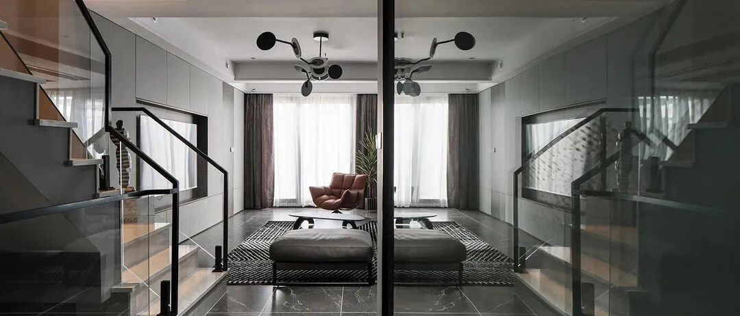 黑夜染上橙色，星光溜进蓝梦，这个家容纳了她的喜怒哀乐