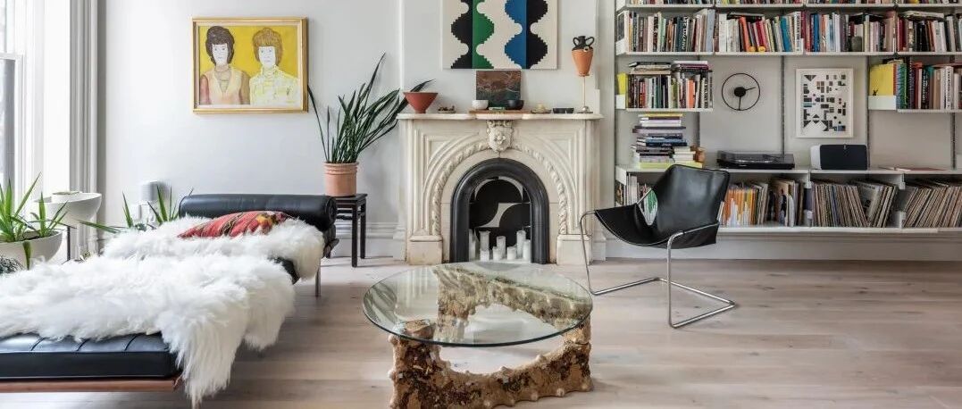 精致石膏线加上装饰画作，构成艺术气质浓郁的别墅空间