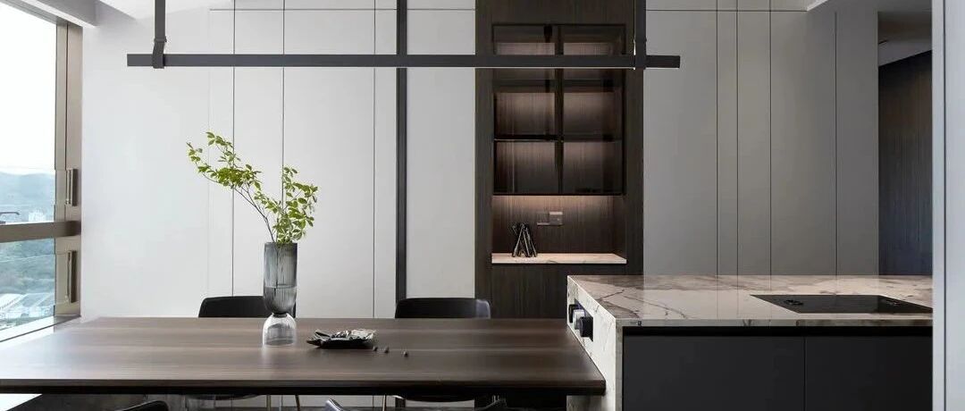 用深沉温润的木描绘空间轮廓，用光影勾勒空间氛围