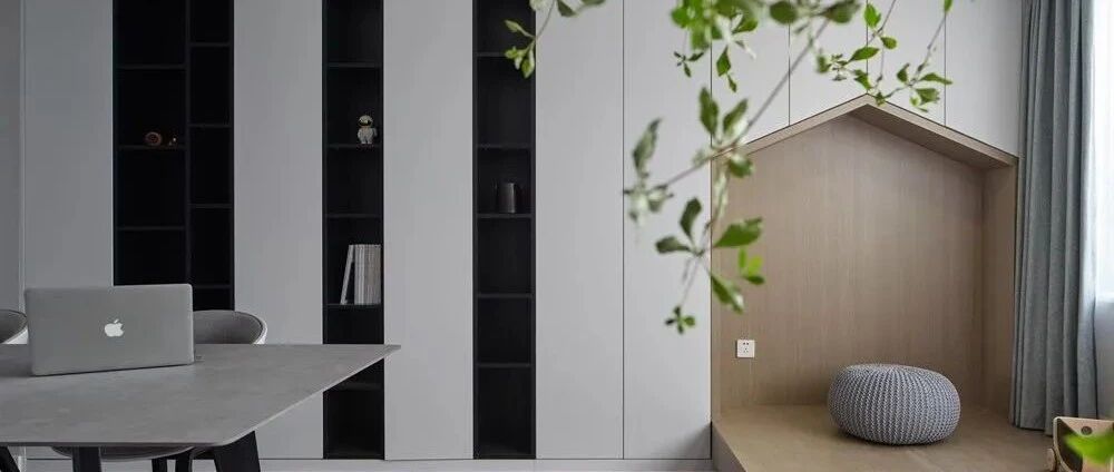 撤走沙发躺椅，书柜墙+大书桌+地台成为一家三口的精神家园