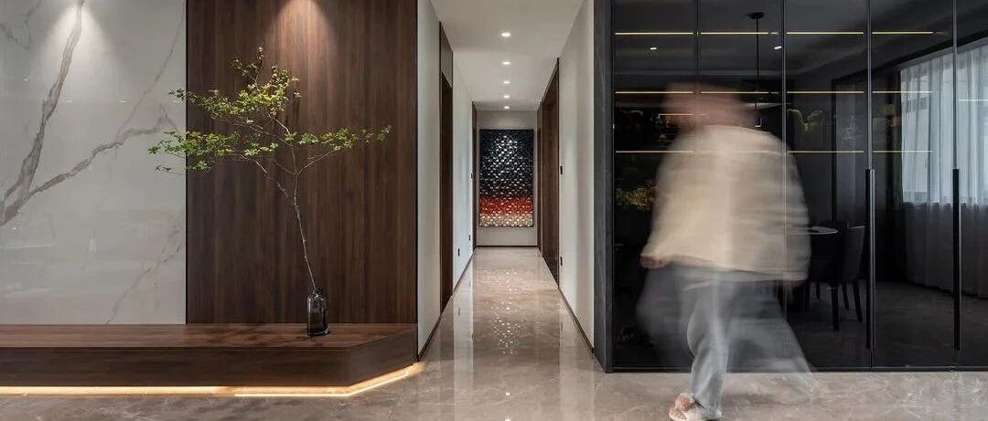 喜欢收藏球鞋的他，家里入户一面展示柜，红绿撞色也有高级感！