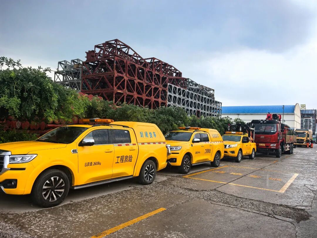 8月11日，国网北京电力综合应急救援一队携带水陆两栖车、龙吸水等应急装备前往房山地区驻点值守。（史敏涛 摄 ）.jpg