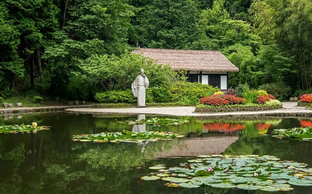 春有锦绣谷花,夏有石门涧云,秋有虎溪月,冬有炉峰雪.