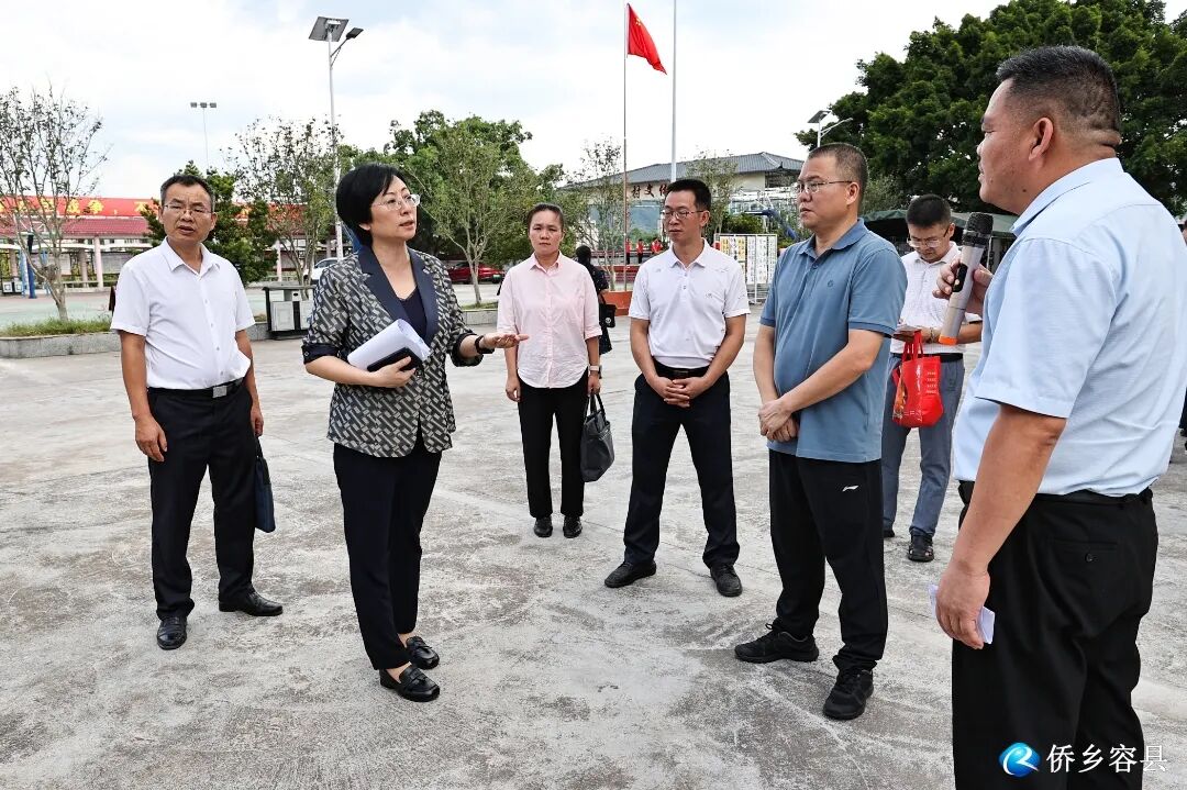 县委书记,县禁毒委主任罗莉到石寨镇石寨村禁毒工作站检查督导禁毒