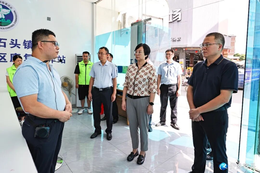 罗莉一行先后来到石寨镇,石头镇,松山镇,深入社区戒毒社区康复工作站
