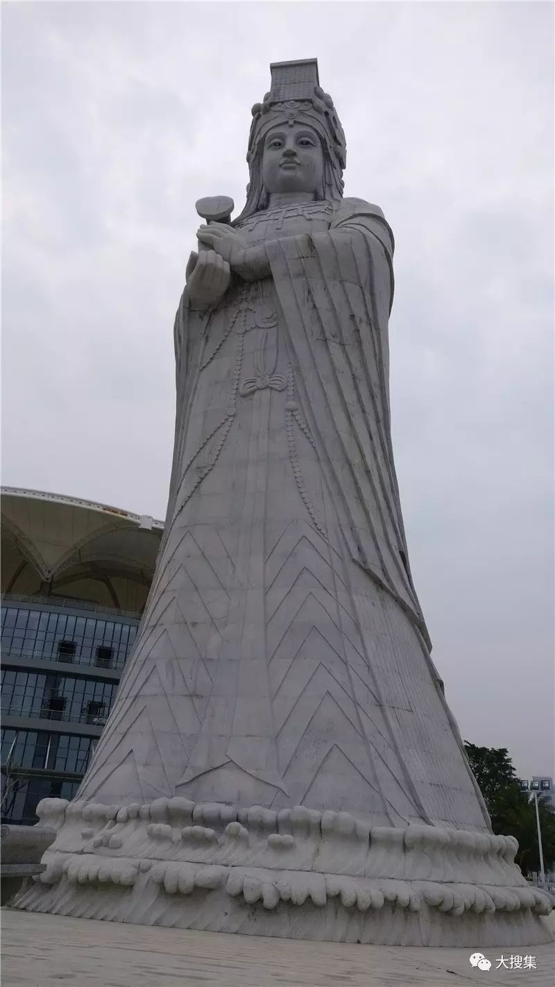 遠眺金門的媽祖像廈門著名的大學有廈門大學,集美大學等.