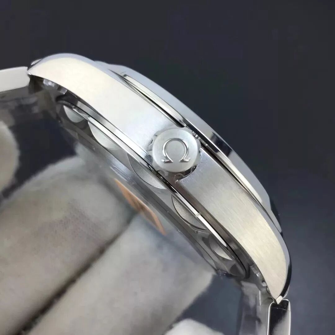 兄弟表业丨VS自产机芯全新欧米家AT8900海马150M腕表对比复刻评测